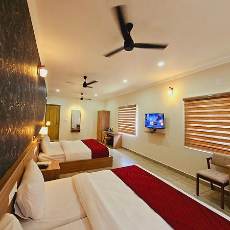 Esaa Airport Hotel Kochi Buitenkant foto