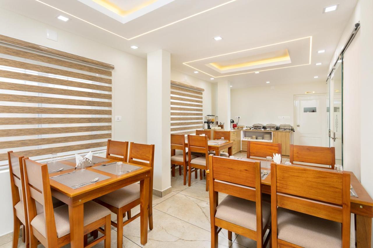 Esaa Airport Hotel Kochi Buitenkant foto